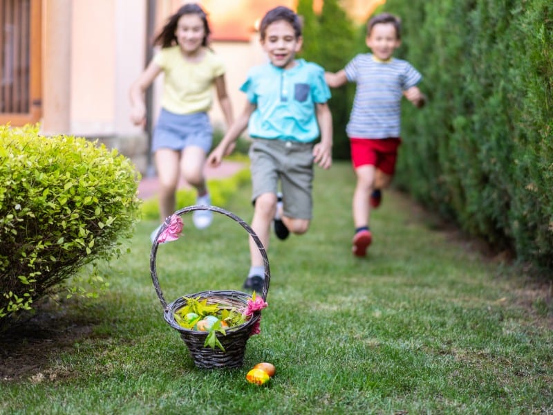 Children running trying to capture the egg